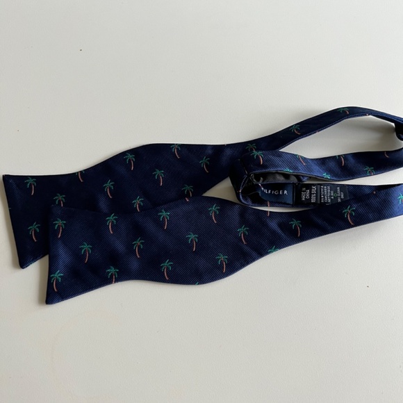 Tommy Hilfiger palm tree print bow tie - Picture 3 of 5